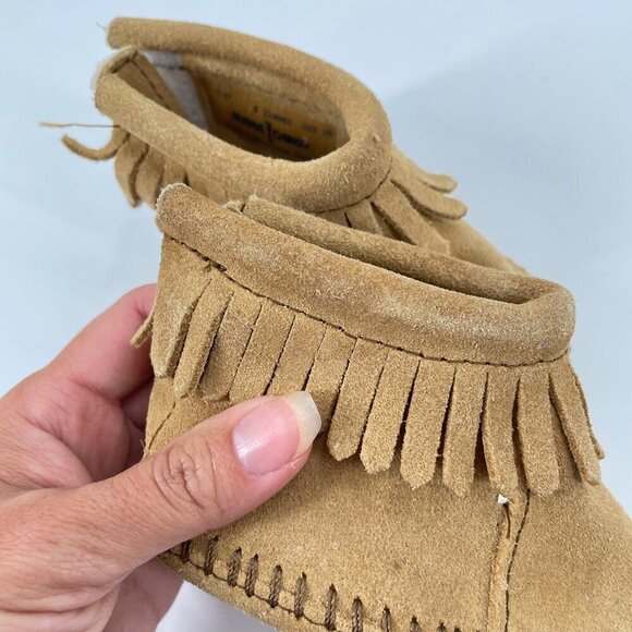 Minnetonka Tan Suede Fringe Pull On Moccasin Booties Infant Size 2 Boho Western - Picture 6 of 8